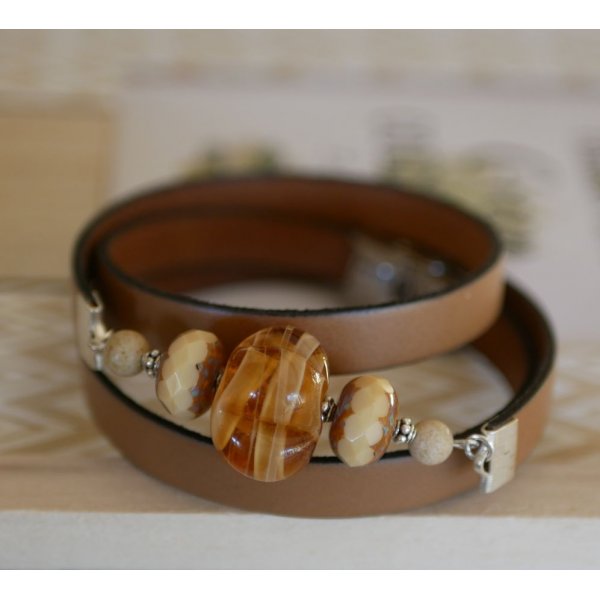 Vrouwenarmband Leer en Lampworkkralen drievoudig gedraaid om te personaliseren 