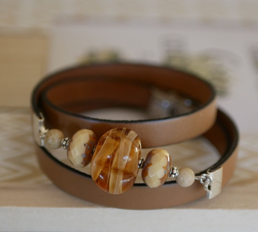 Vrouwenarmband Leer en Lampworkkralen drievoudig gedraaid om te personaliseren 