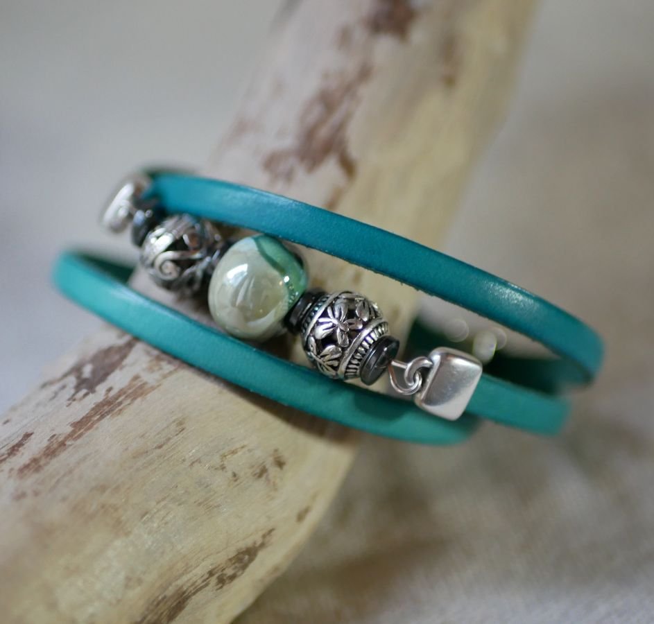 Lederen armband met parels voor vrouwen, turkoois groen, te personaliseren 