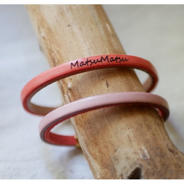 Gepersonaliseerde tweekleurige lederen armband met gouden sluiting