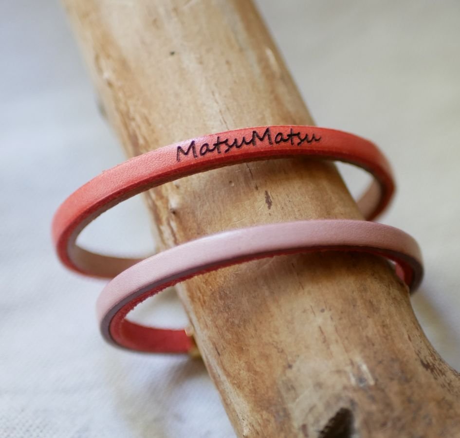 Gepersonaliseerde tweekleurige lederen armband met gouden sluiting