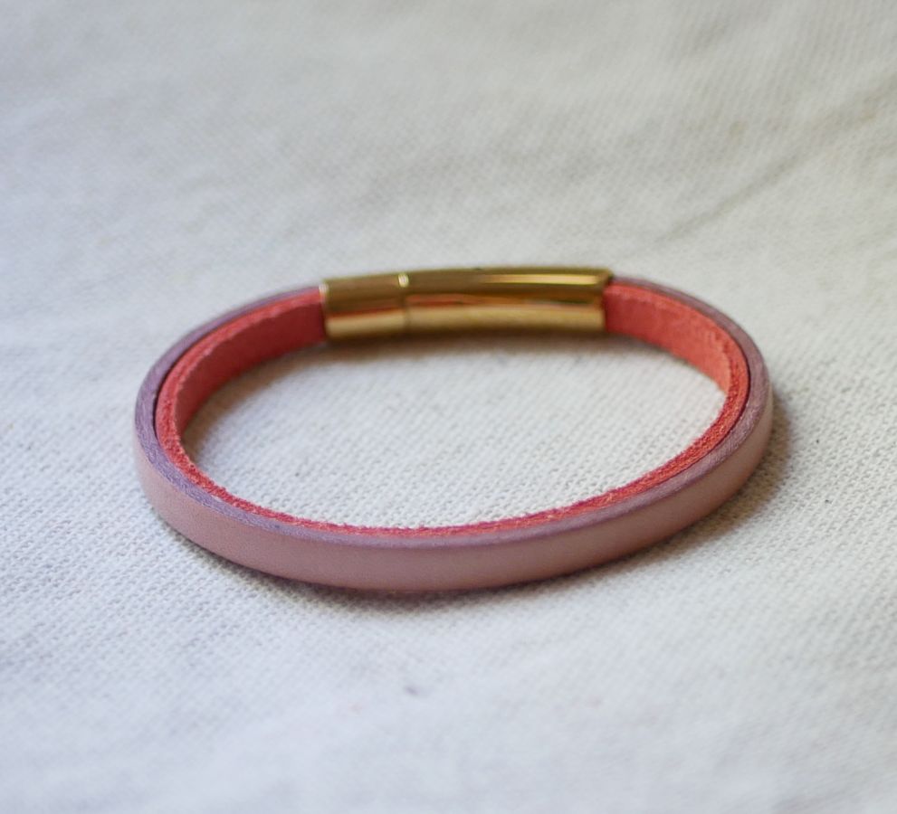 Gepersonaliseerde tweekleurige lederen armband met gouden sluiting