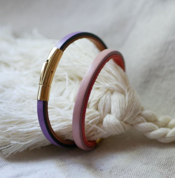 Gepersonaliseerde tweekleurige lederen armband met gouden sluiting