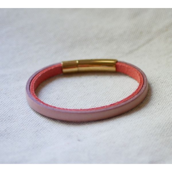 Gepersonaliseerde tweekleurige lederen armband met gouden sluiting