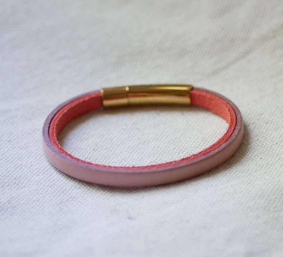 Gepersonaliseerde tweekleurige lederen armband met gouden sluiting