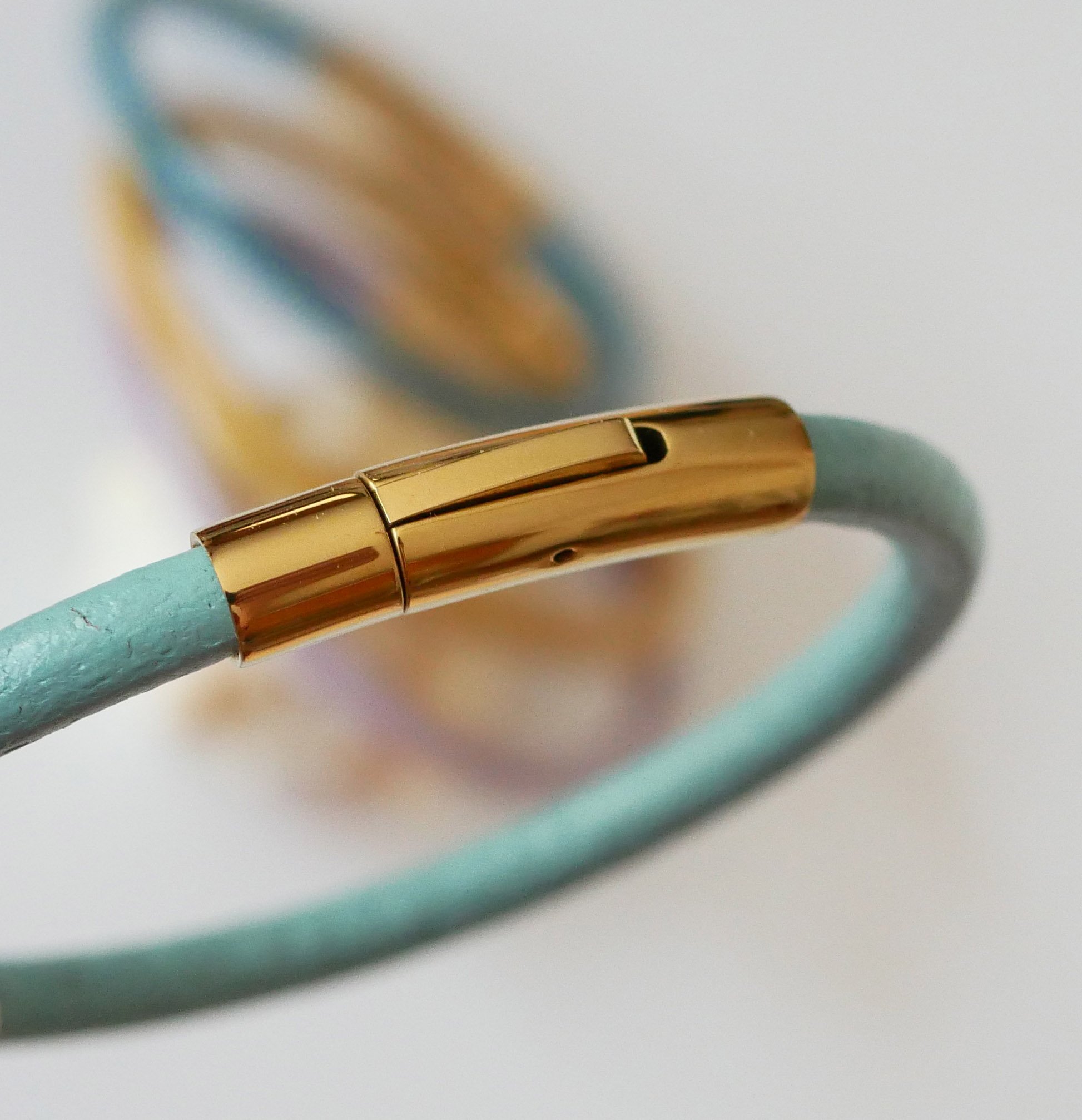 Ronde leren damesarmband met gouden bajonetsluiting