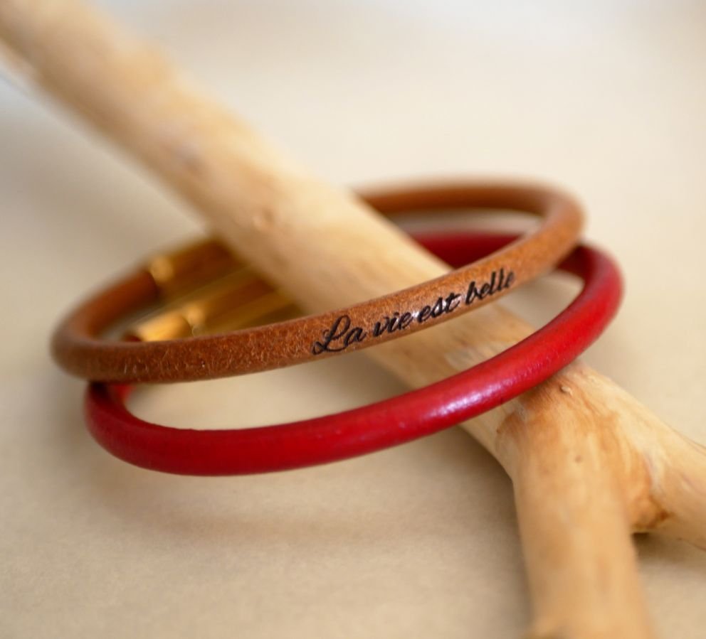 Gepersonaliseerde ronde lederen armband voor vrouwen door gravure
