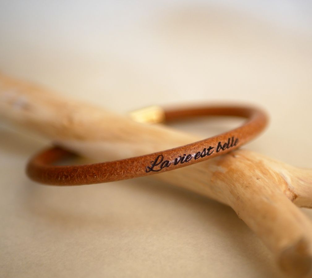 Gepersonaliseerde ronde lederen armband voor vrouwen door gravure