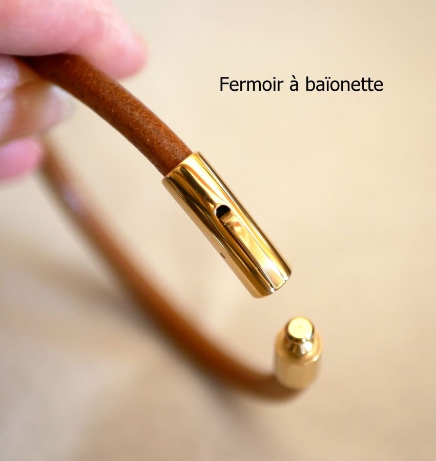 Gepersonaliseerde ronde lederen armband voor vrouwen door gravure