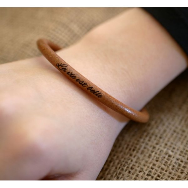 Gepersonaliseerde ronde lederen armband voor vrouwen door gravure