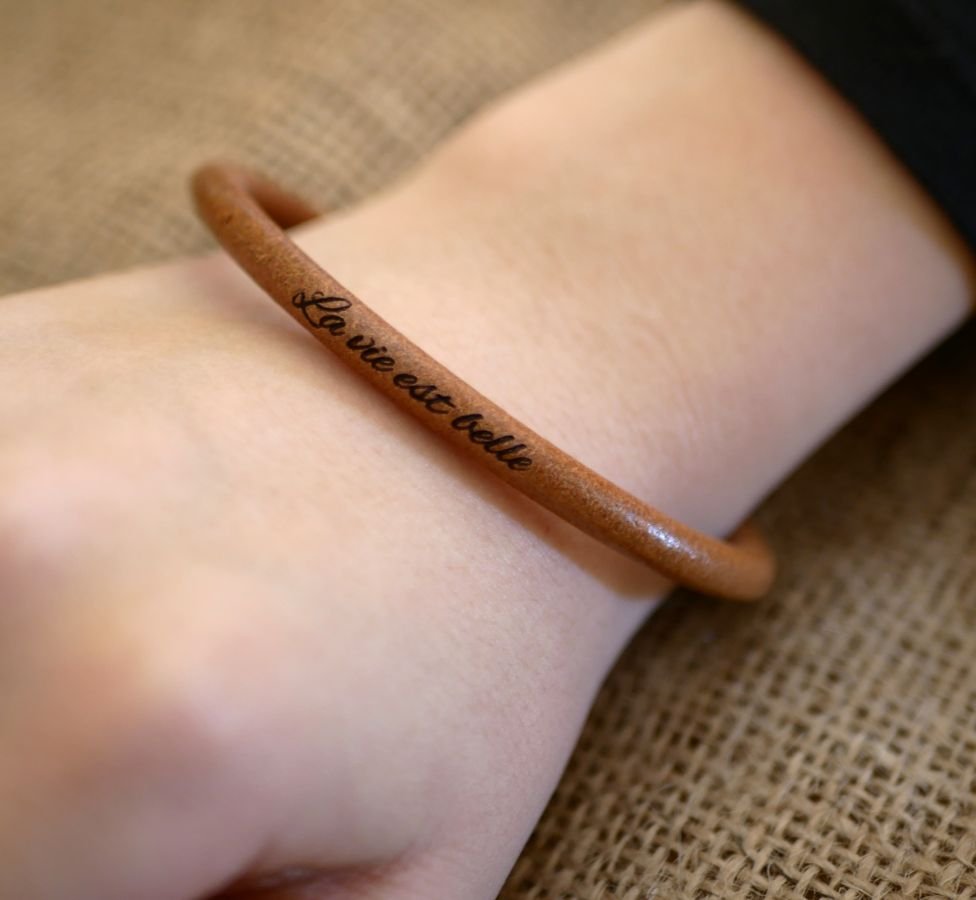 Gepersonaliseerde ronde lederen armband voor vrouwen door gravure
