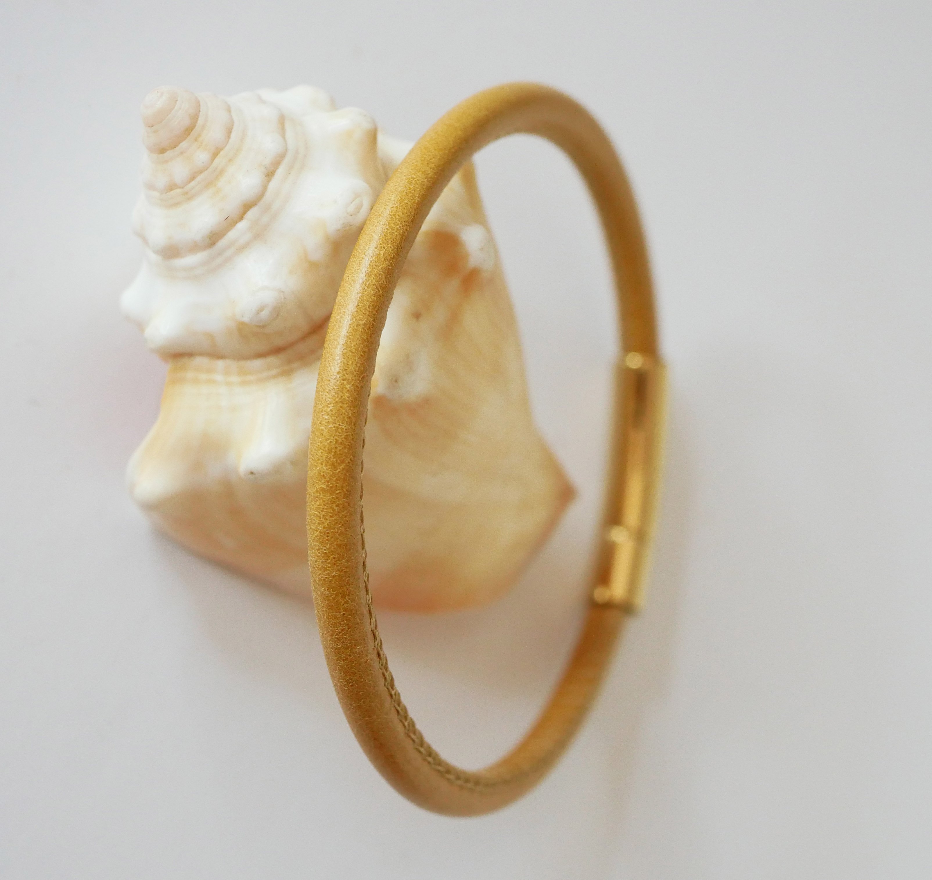 Ronde leren damesarmband met gouden bajonetsluiting