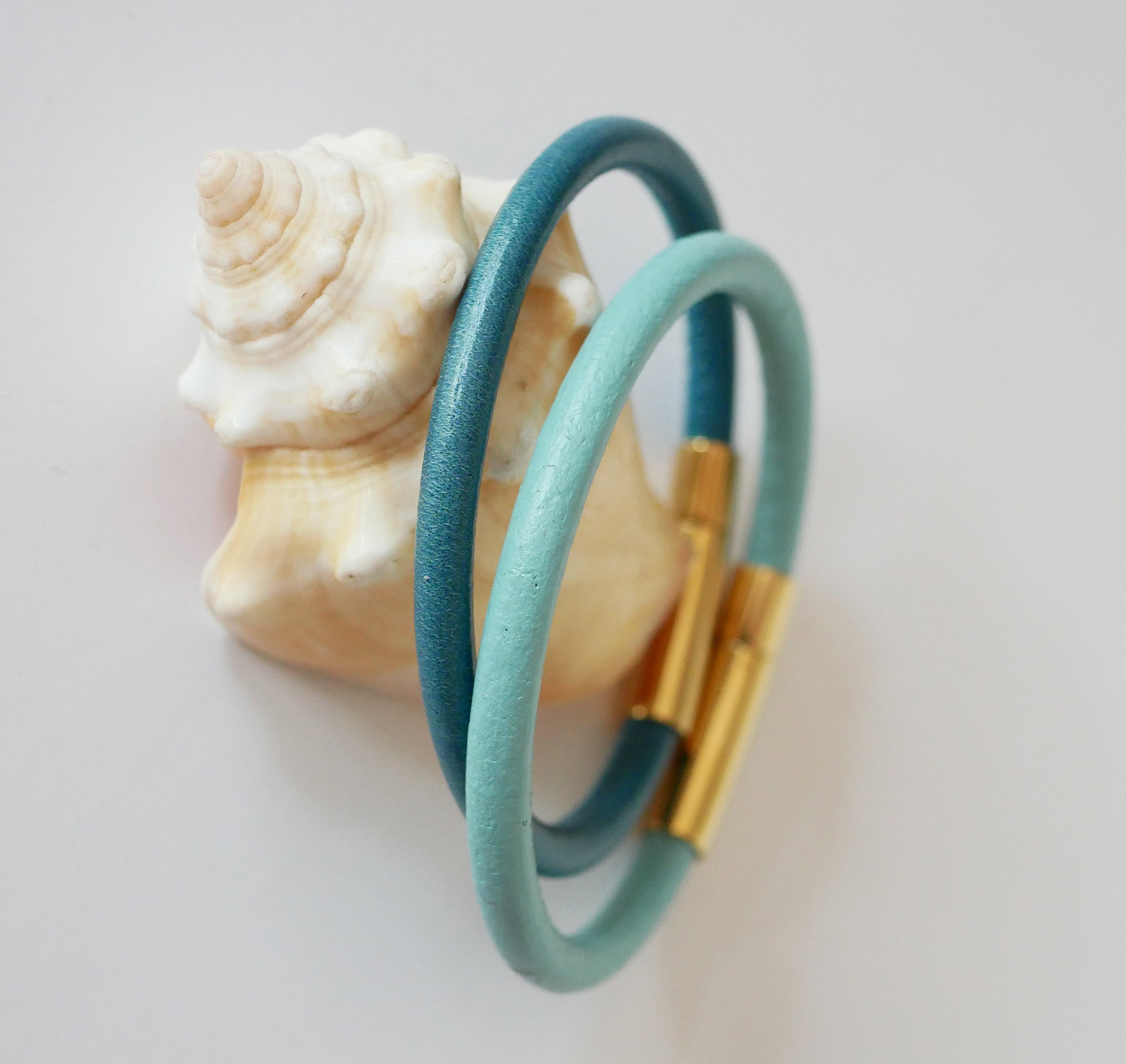 Ronde leren damesarmband met gouden bajonetsluiting