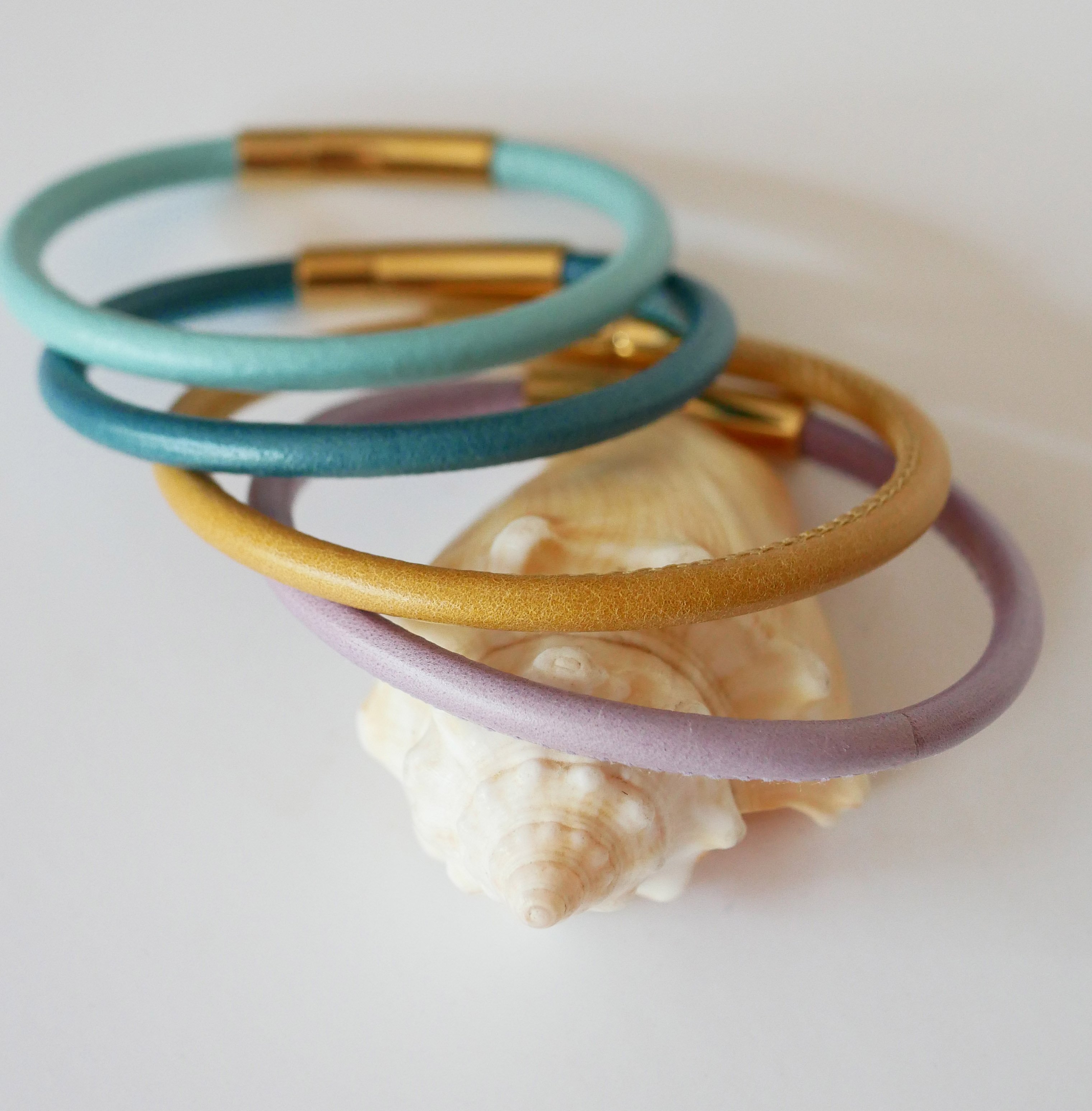 Ronde leren damesarmband met gouden bajonetsluiting