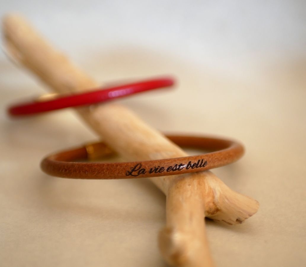 Gepersonaliseerde ronde lederen armband voor vrouwen door gravure