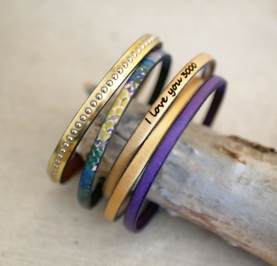Damesarmband van roze metallic leer met gouden kralen