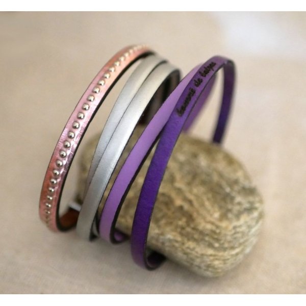 Damesarmband in roze metallic leer met zilveren kralen 