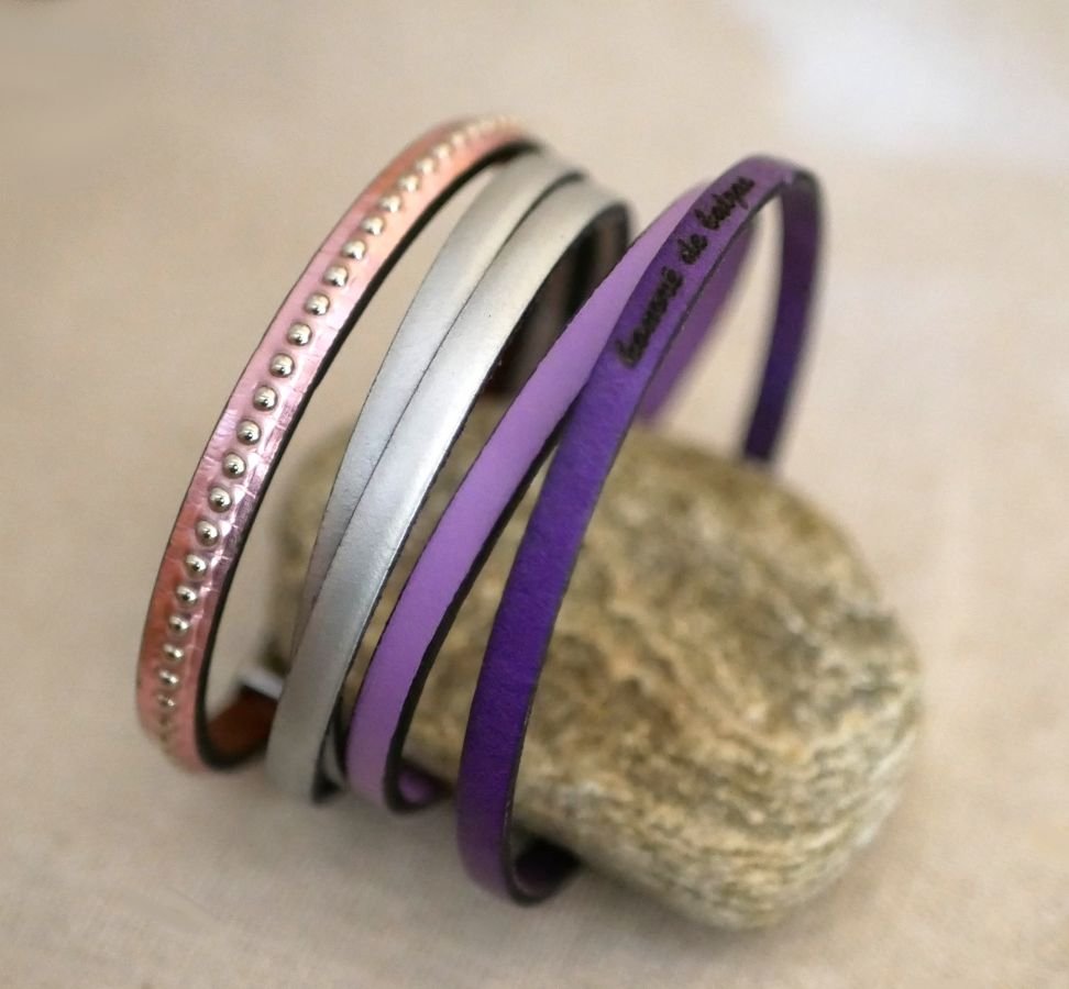 Damesarmband in roze metallic leer met zilveren kralen 