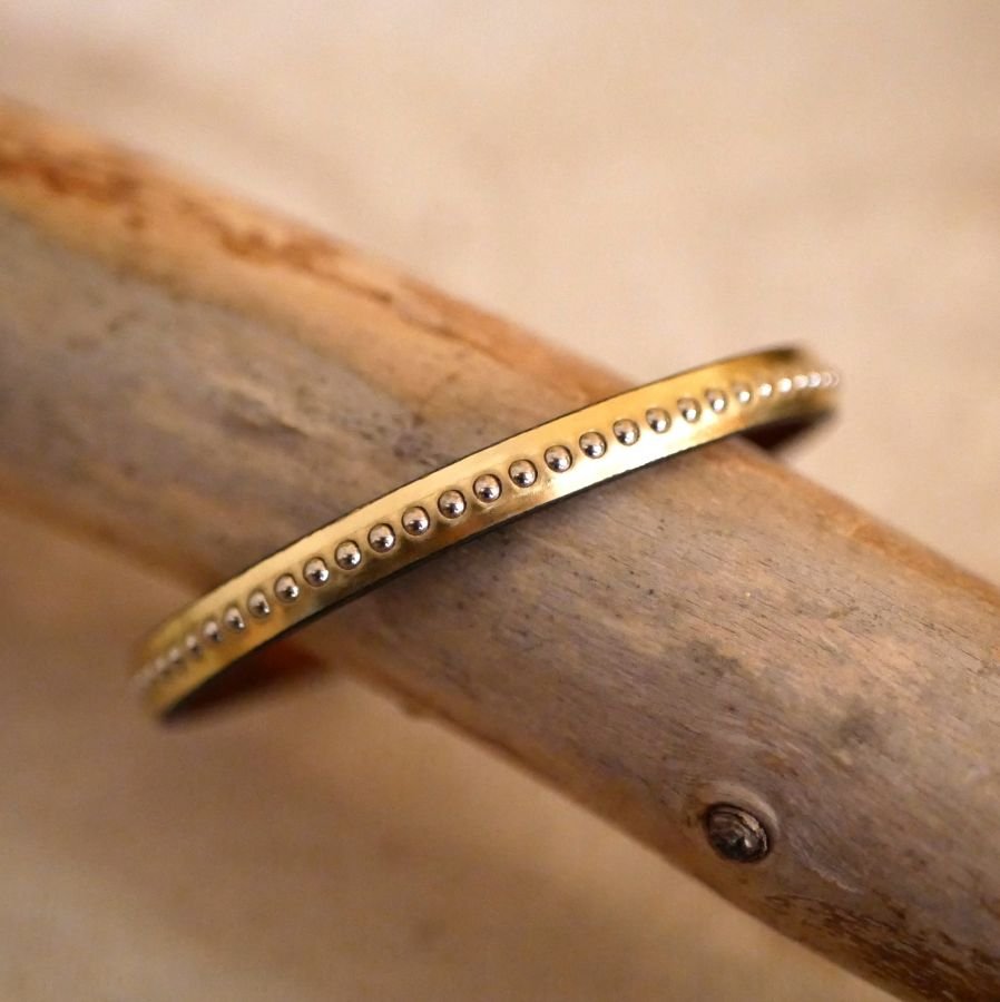 Damesarmband van roze metallic leer met gouden kralen