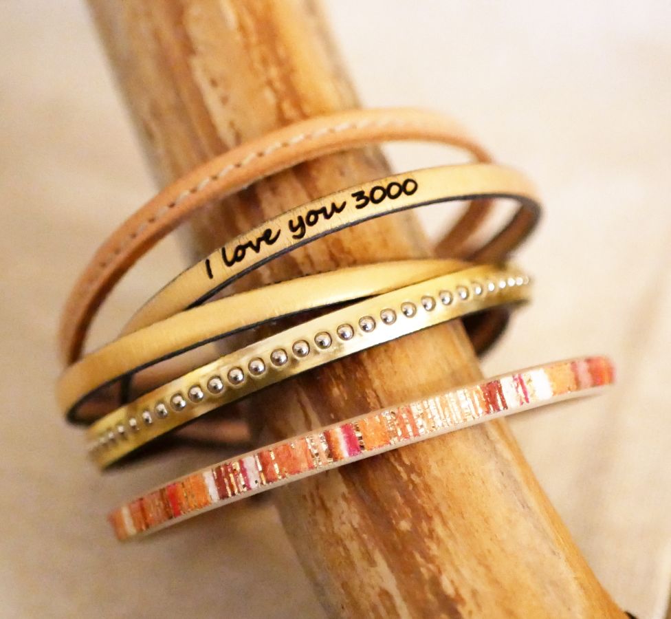 Damesarmband van roze metallic leer met gouden kralen
