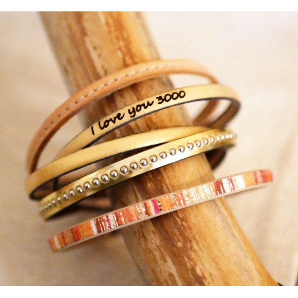 Damesarmband van roze metallic leer met gouden kralen