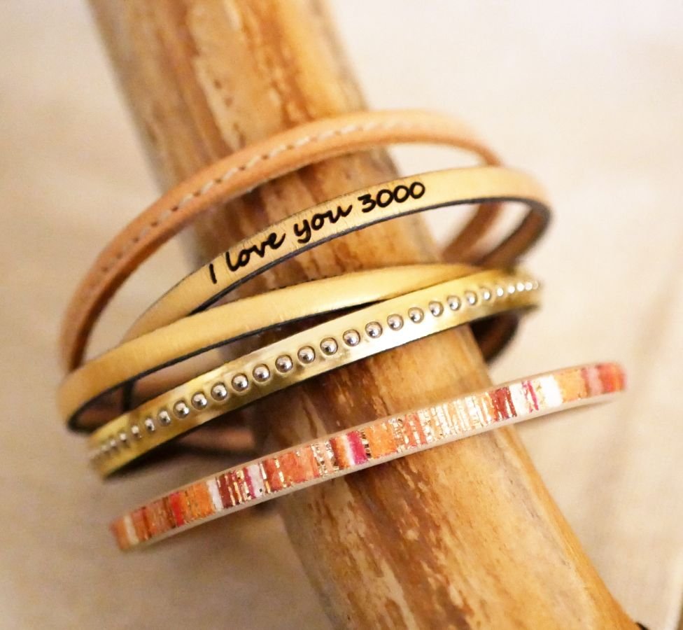 Damesarmband van roze metallic leer met gouden kralen
