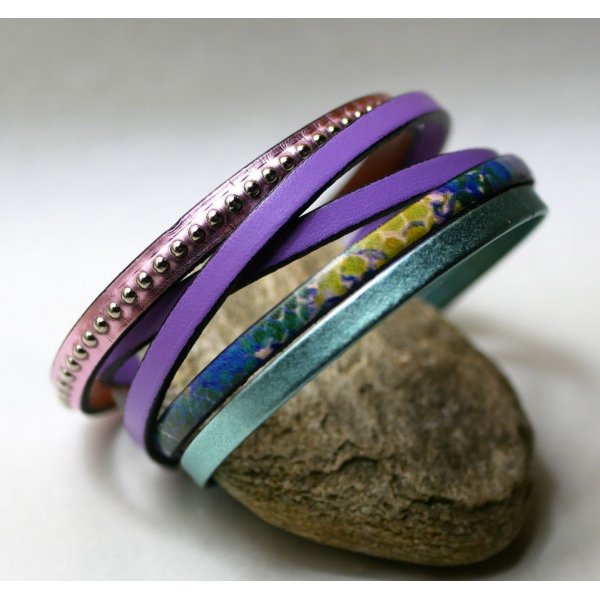 Damesarmband in roze metallic leer met zilveren kralen 