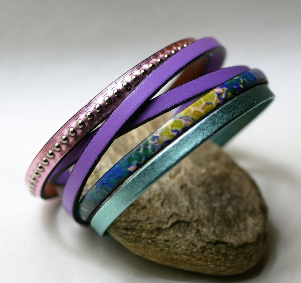 Damesarmband in roze metallic leer met zilveren kralen 