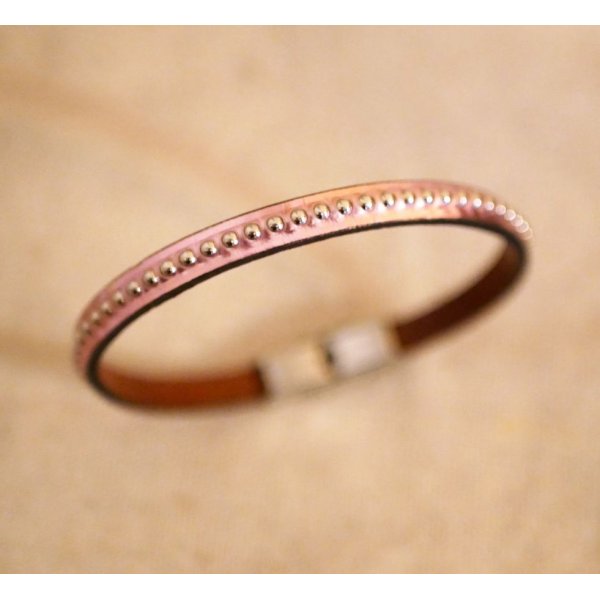 Damesarmband in roze metallic leer met zilveren kralen 