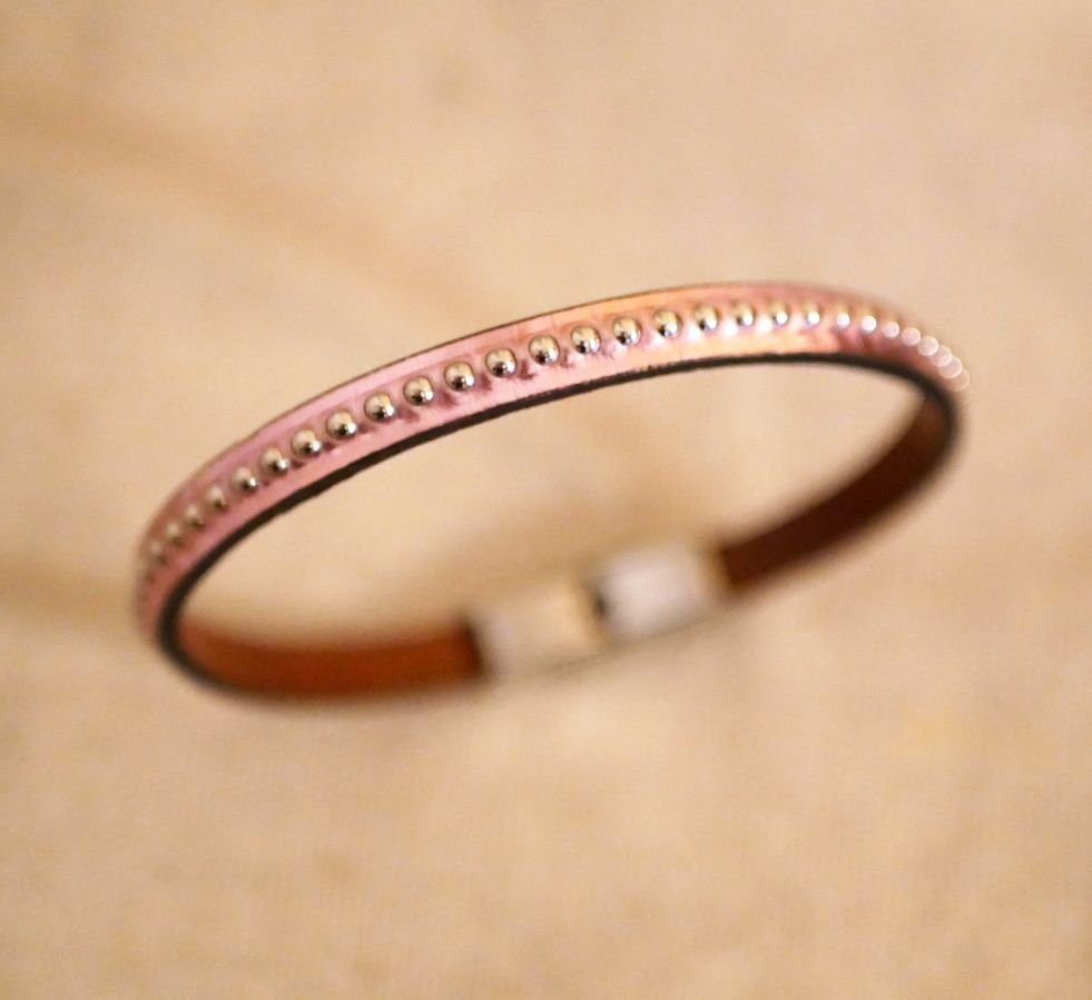 Damesarmband in roze metallic leer met zilveren kralen 