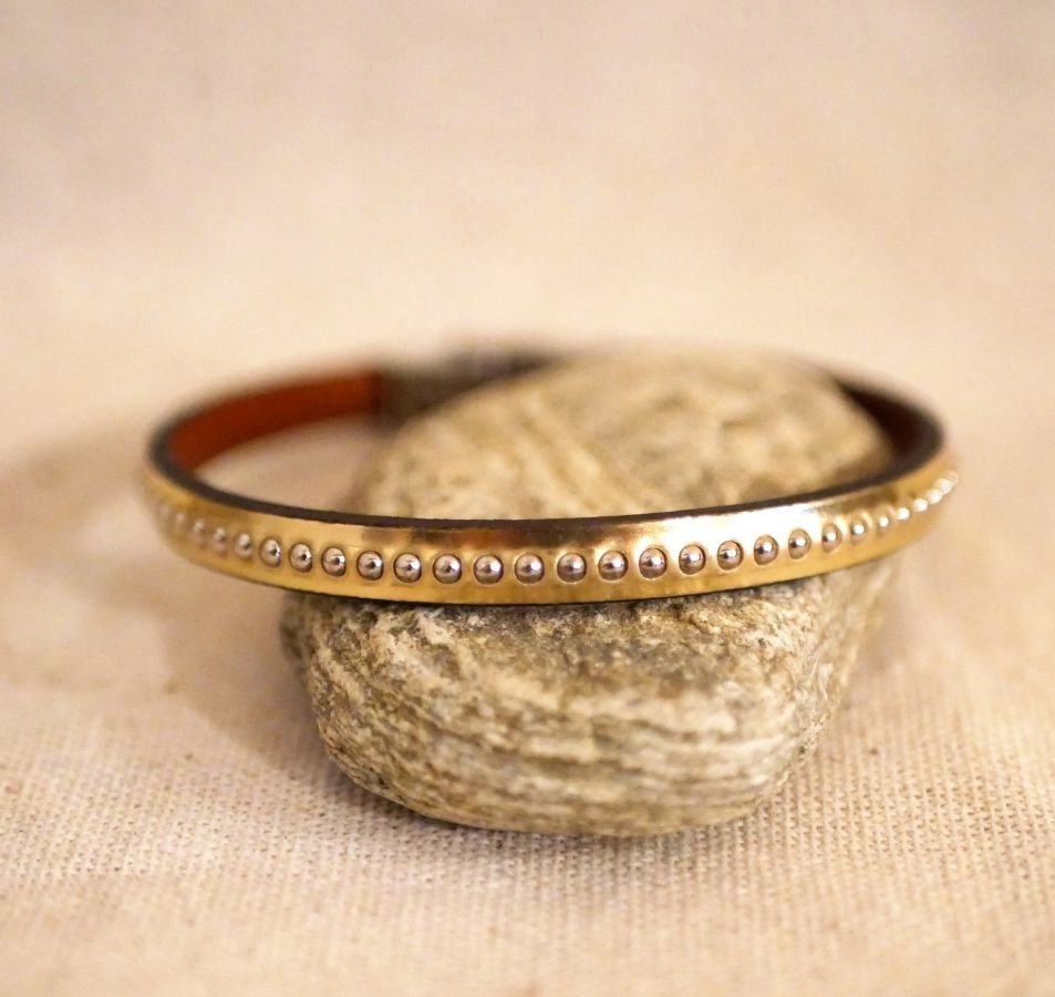 Damesarmband van roze metallic leer met gouden kralen