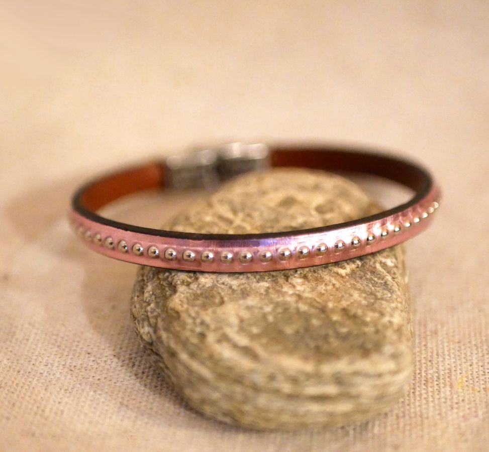 Damesarmband in roze metallic leer met zilveren kralen 