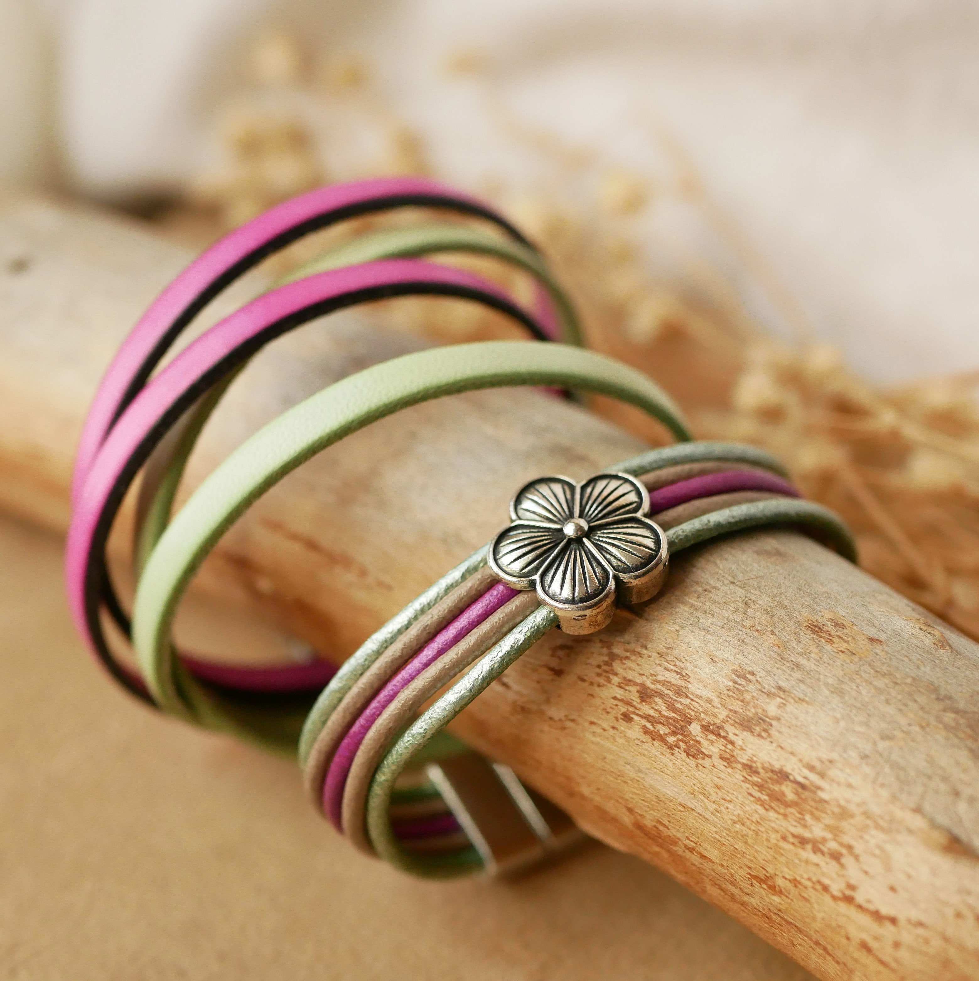 Damesarmband met pastelkleurig leer en zilveren bloemmotief