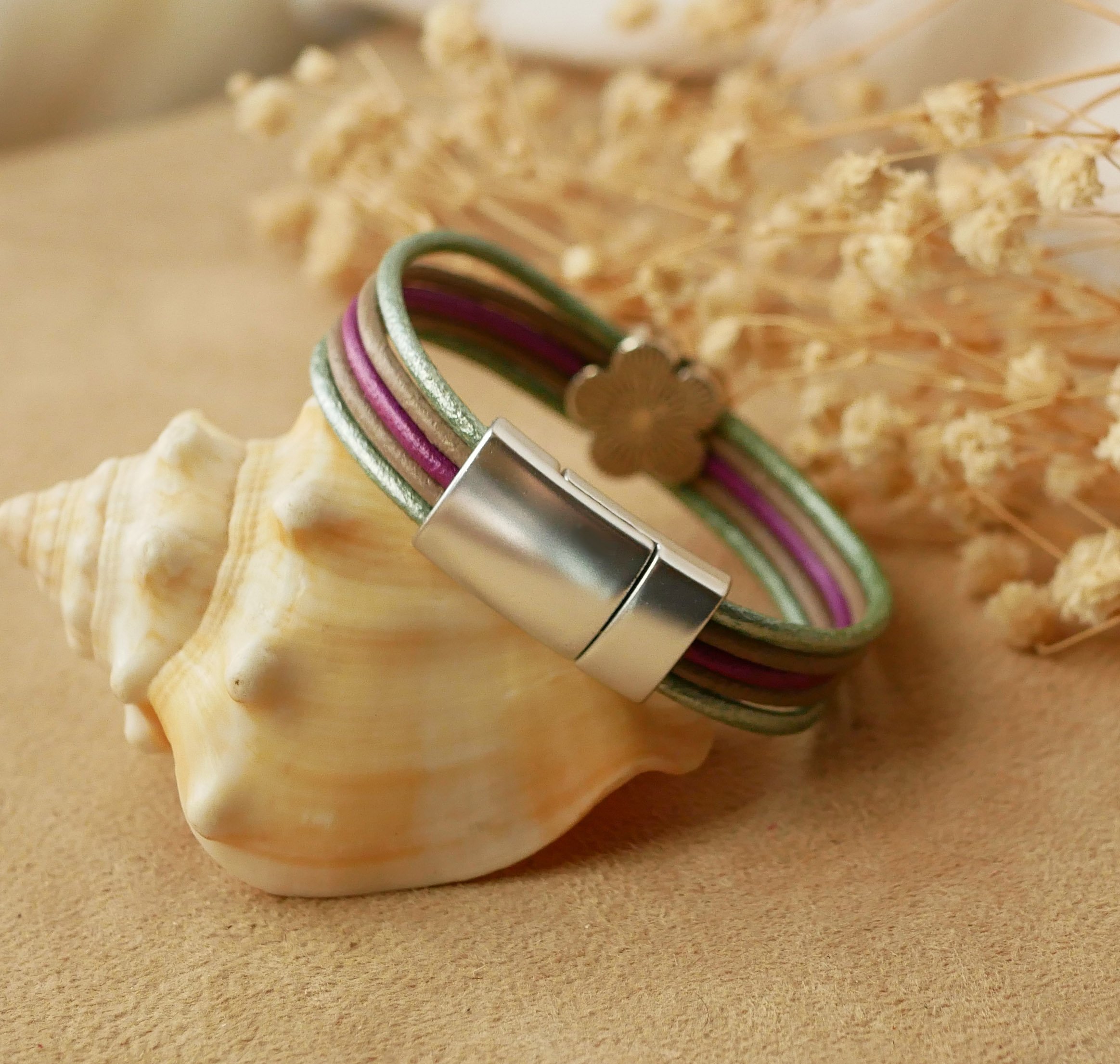 Damesarmband met pastelkleurig leer en zilveren bloemmotief