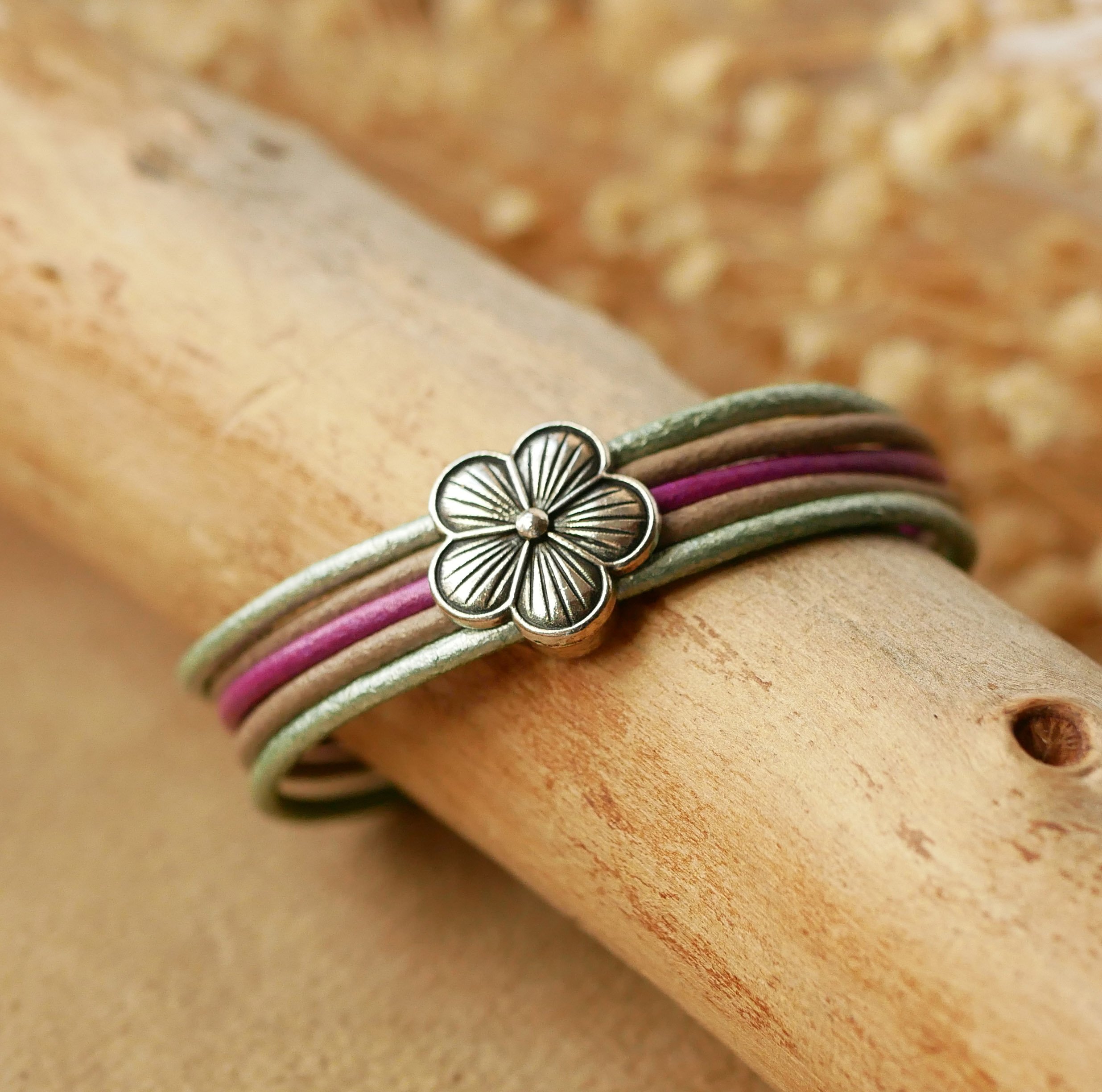 Damesarmband met pastelkleurig leer en zilveren bloemmotief