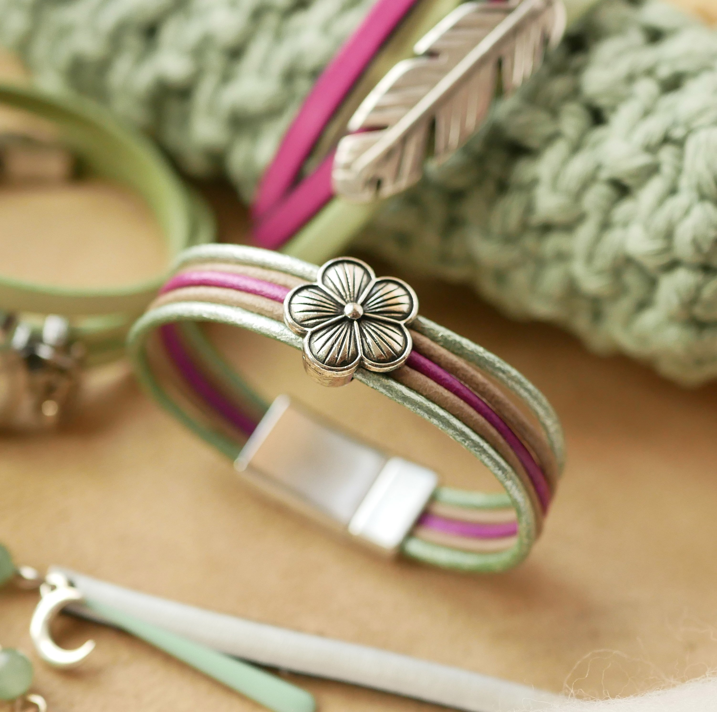 Damesarmband met pastelkleurig leer en zilveren bloemmotief