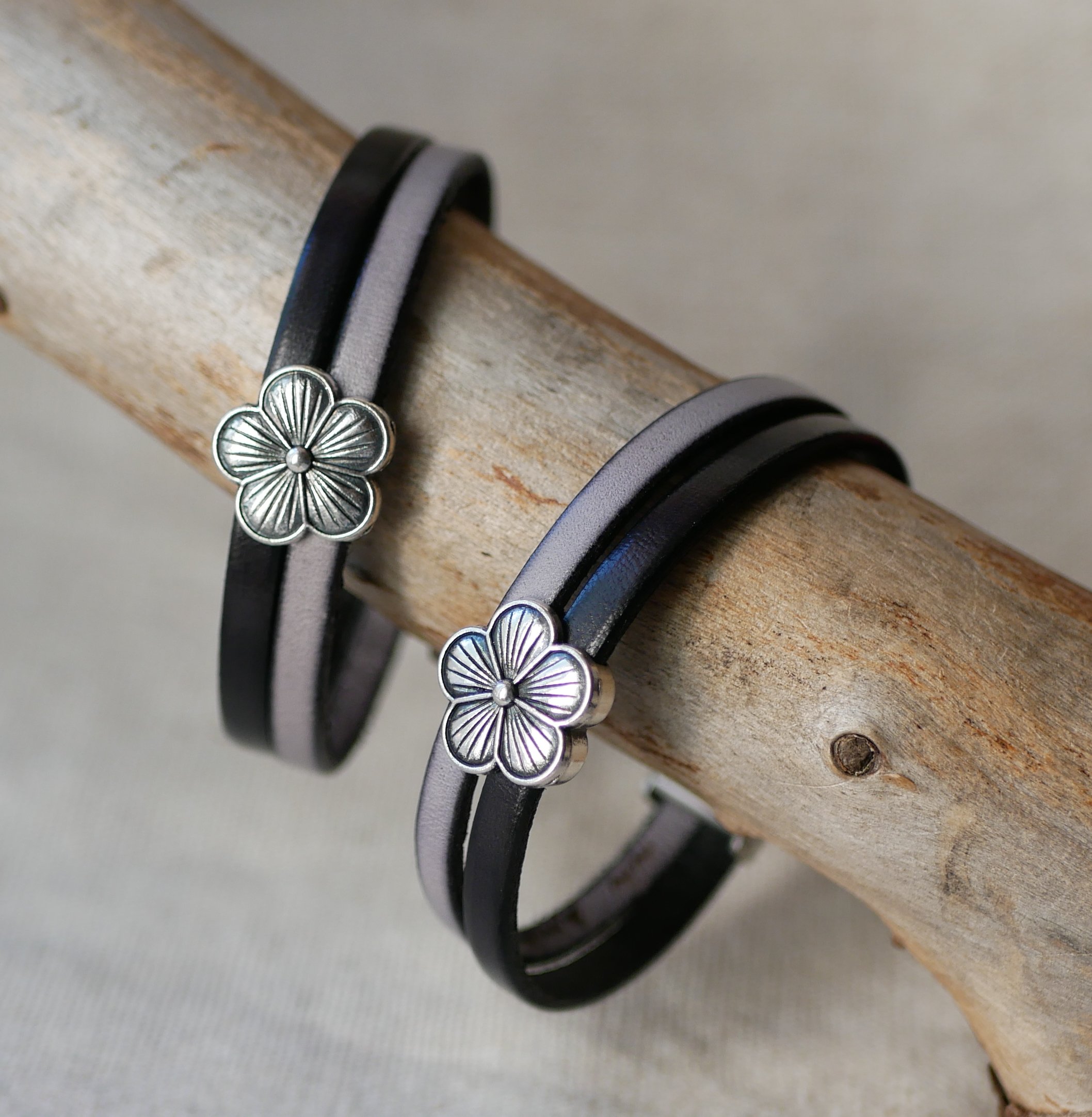 Leren duo-armband met bloemontwerp om te personaliseren 