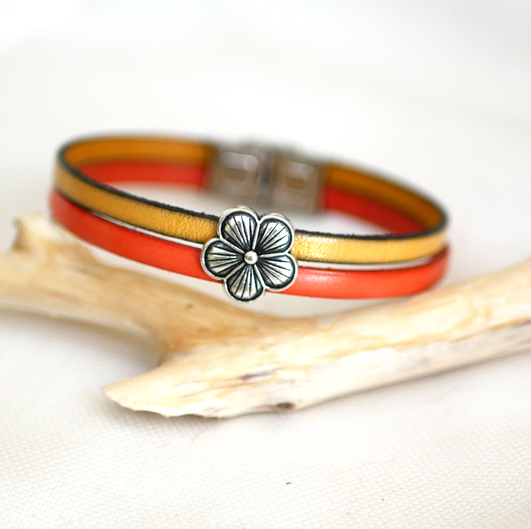 Leren duo-armband met bloemontwerp om te personaliseren 