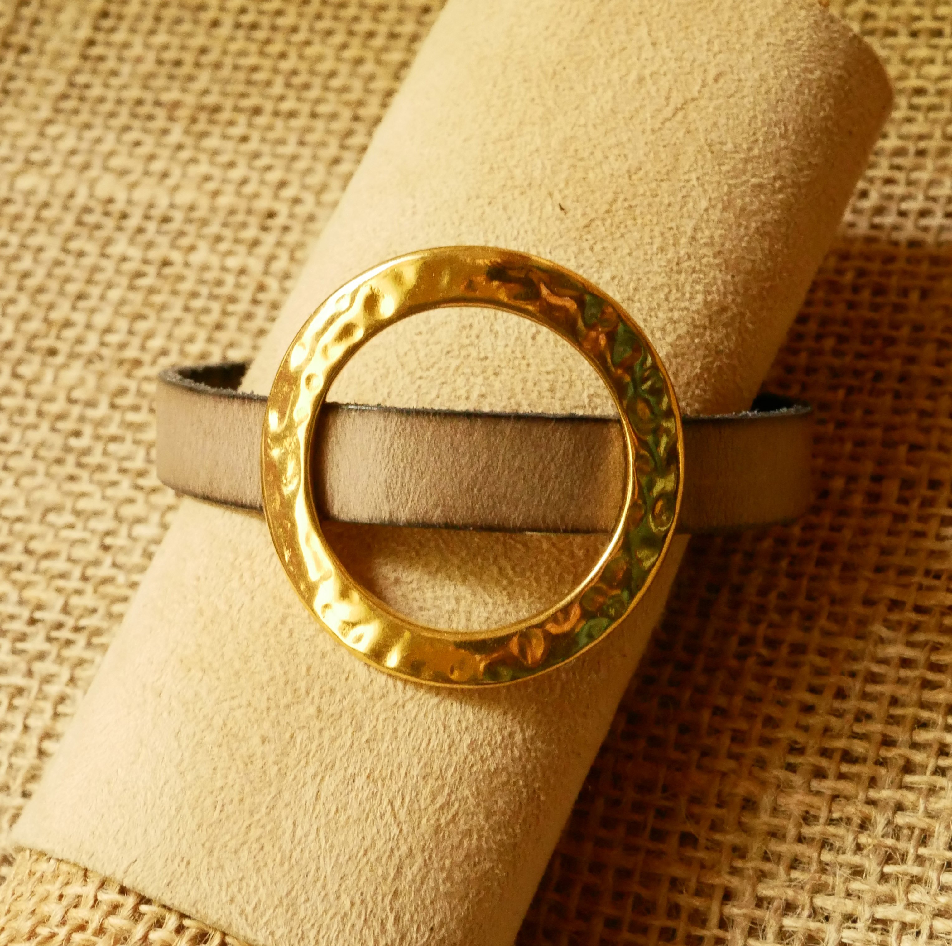 Armband vrouw grote gouden ring leer kleur naar keuze