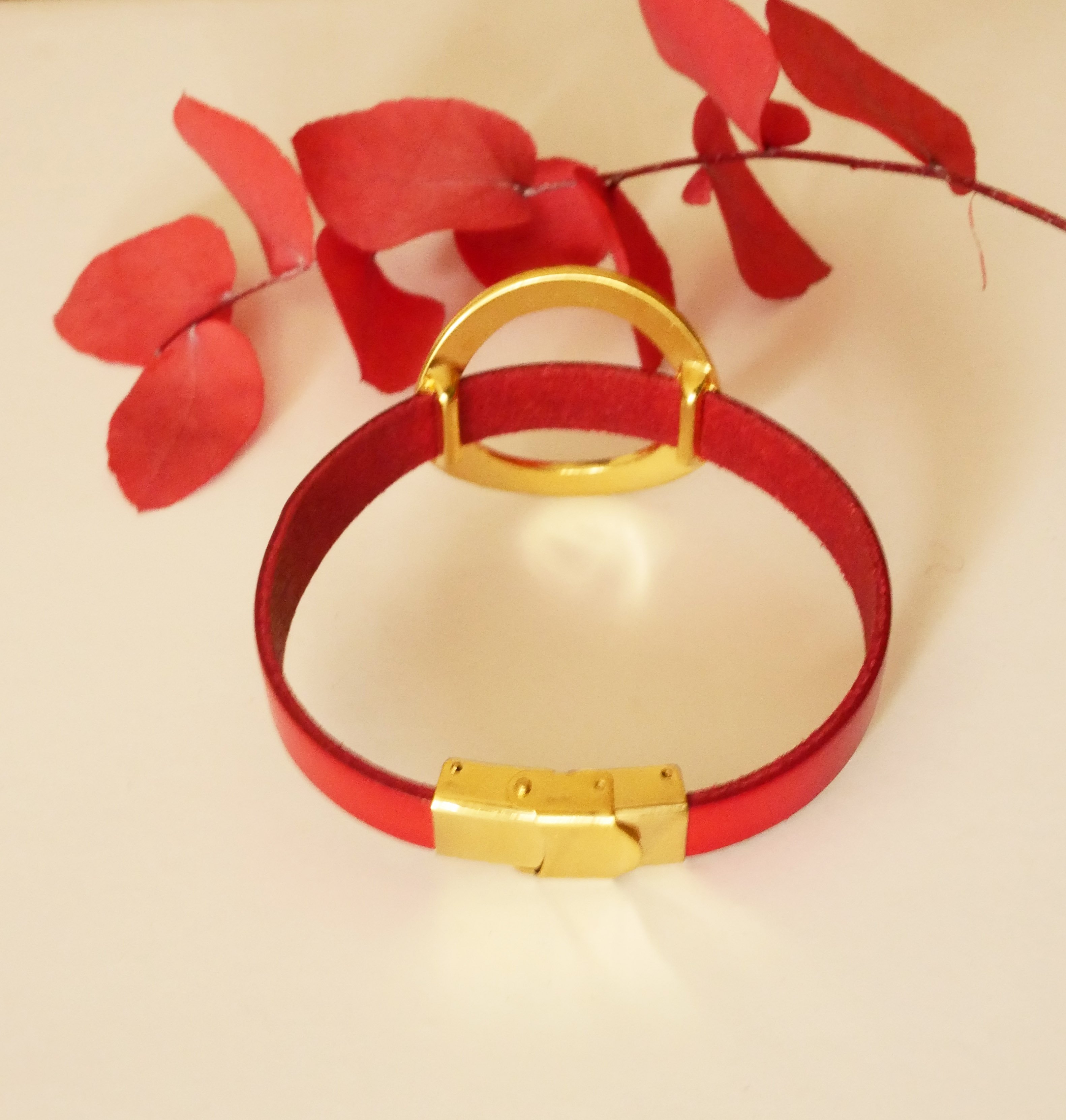 Armband vrouw grote gouden ring leer kleur naar keuze