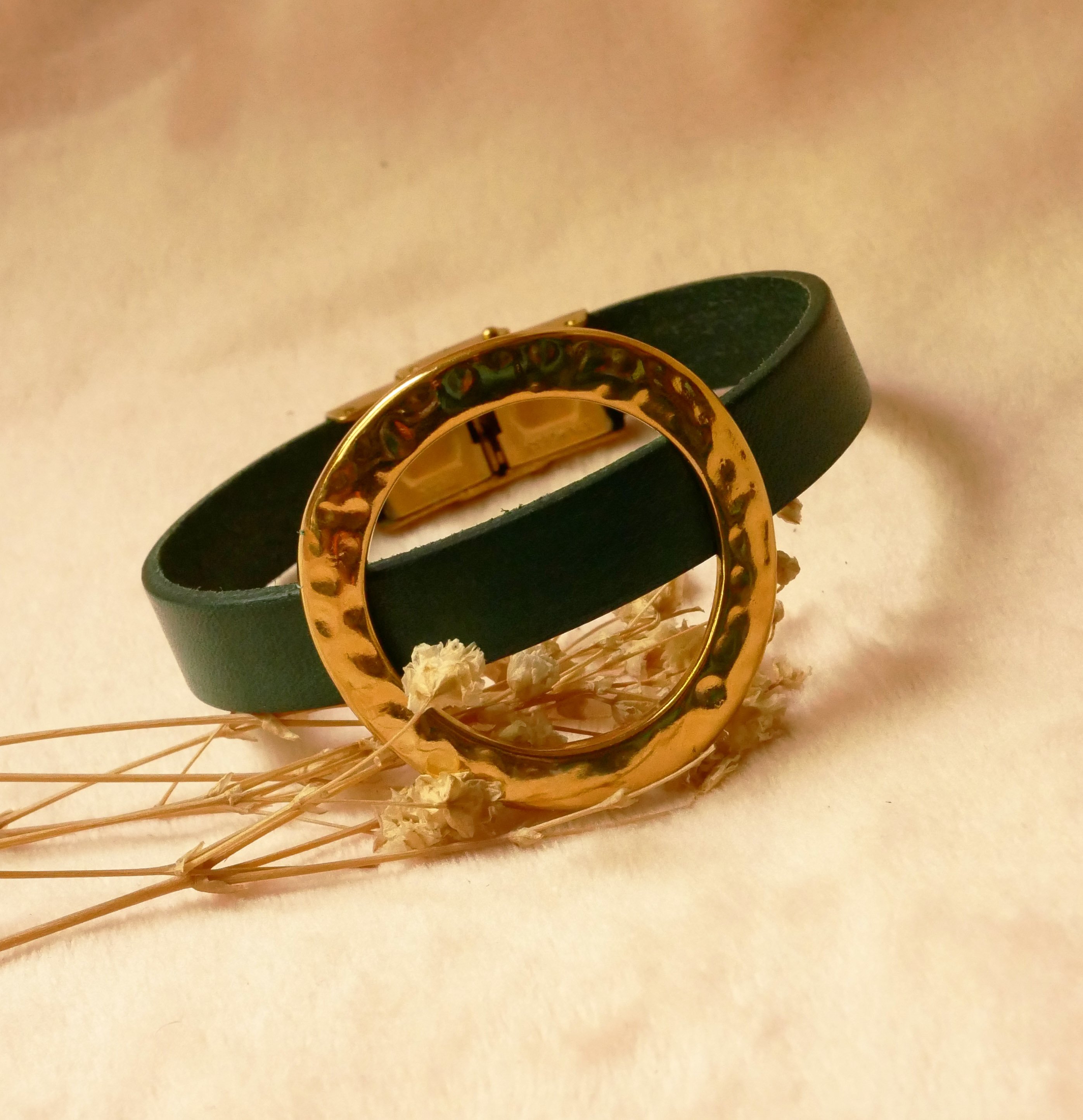 Armband vrouw grote gouden ring leer kleur naar keuze