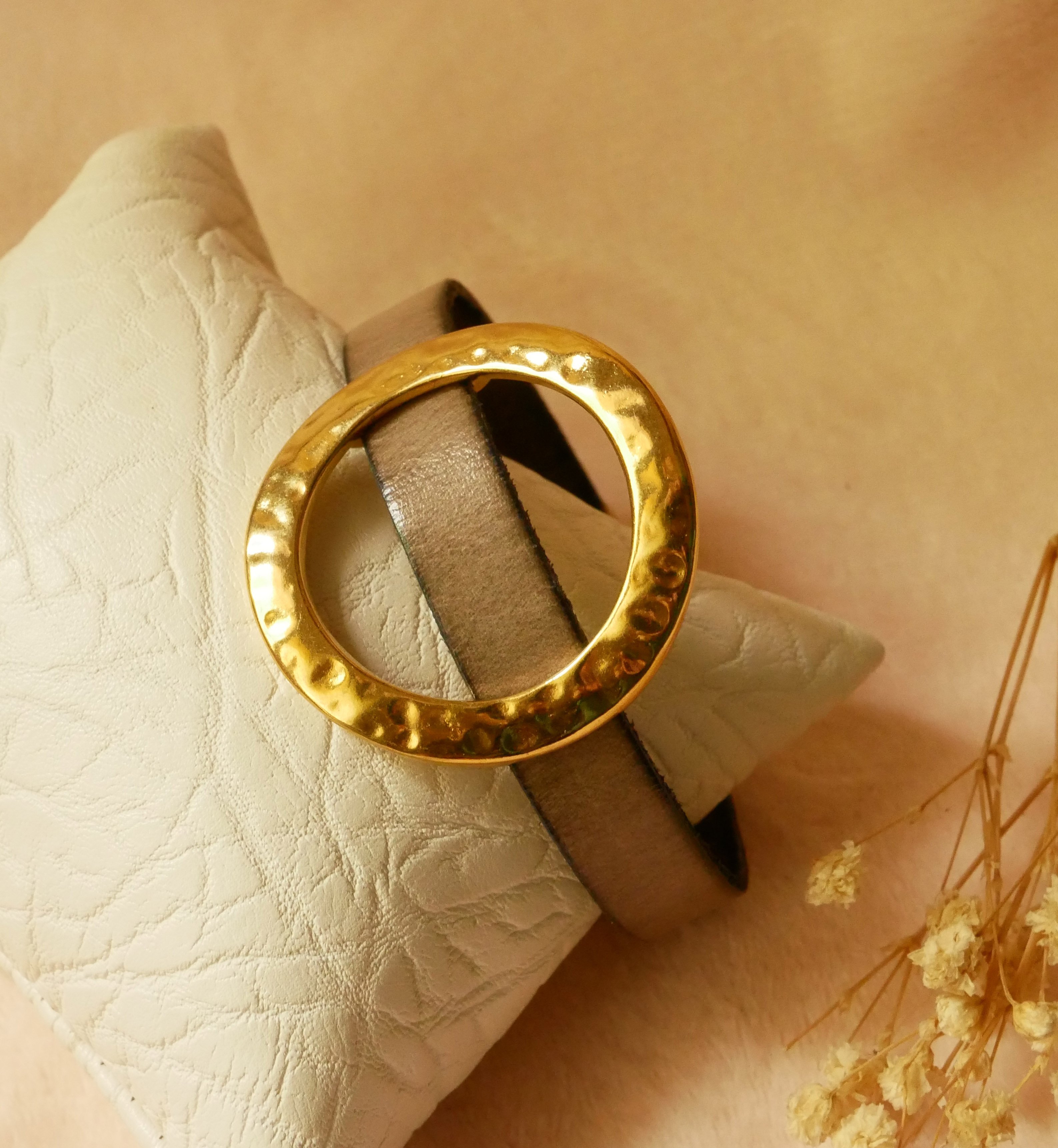 Armband vrouw grote gouden ring leer kleur naar keuze