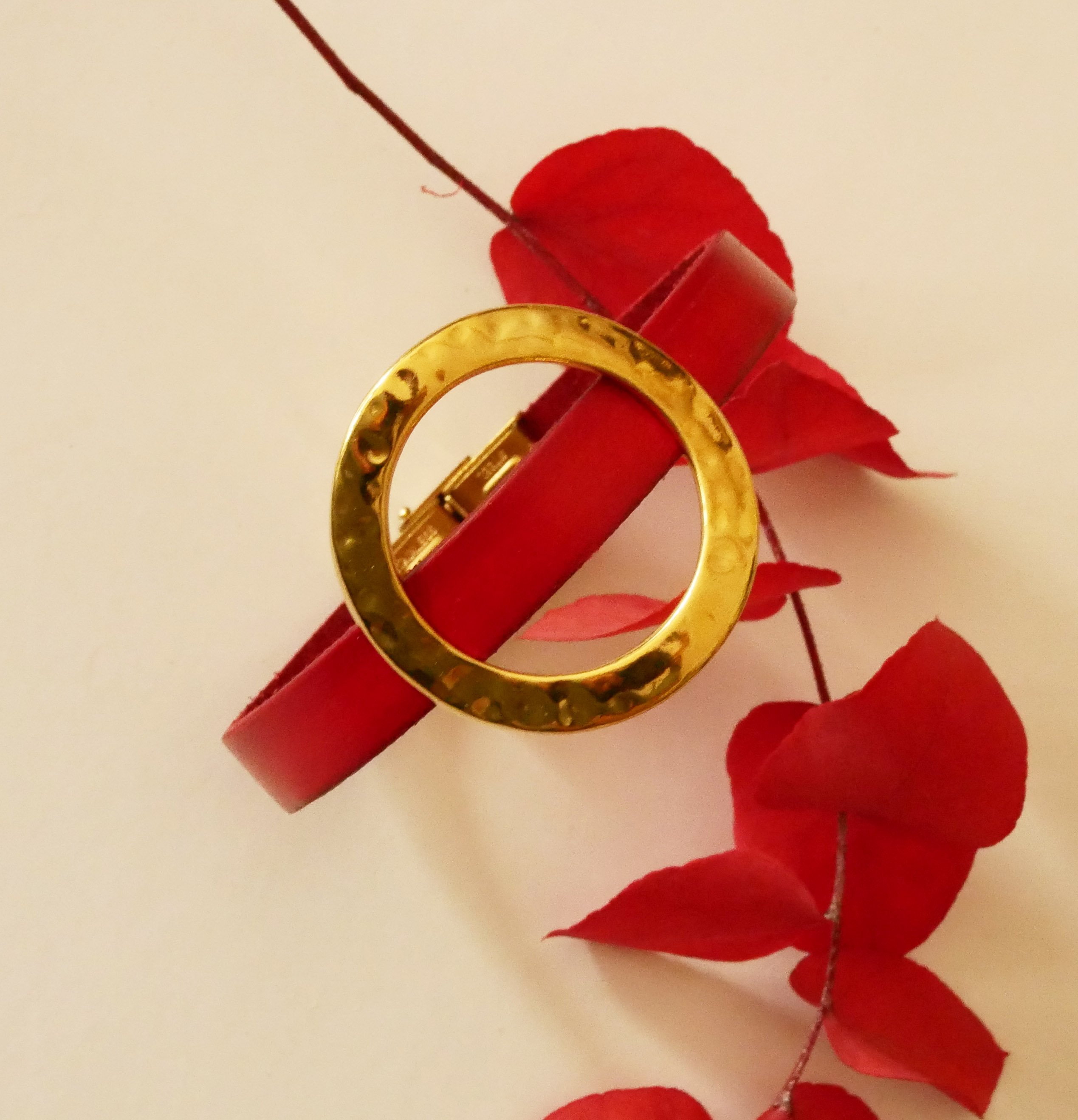 Armband vrouw grote gouden ring leer kleur naar keuze