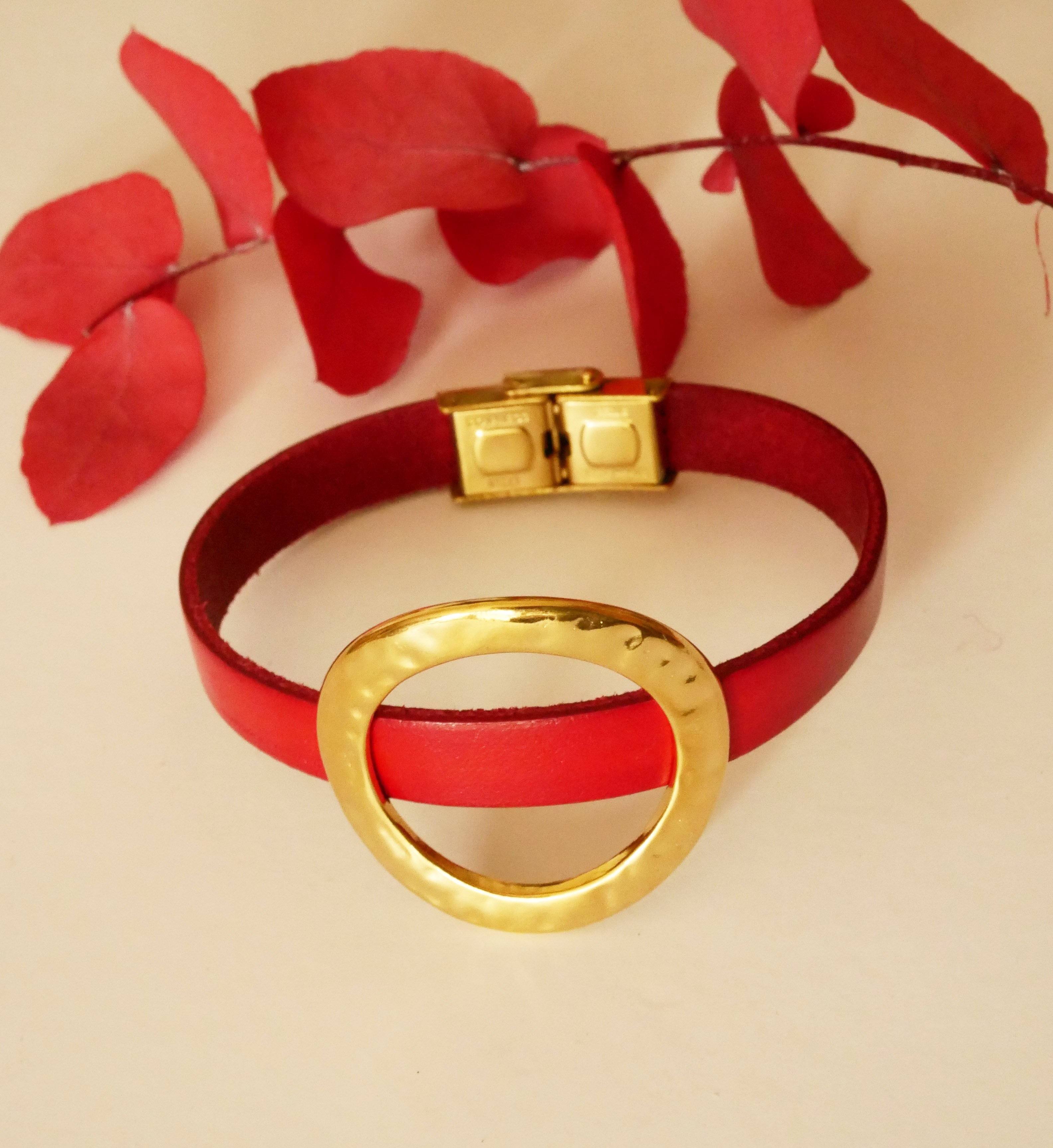 Armband vrouw grote gouden ring leer kleur naar keuze