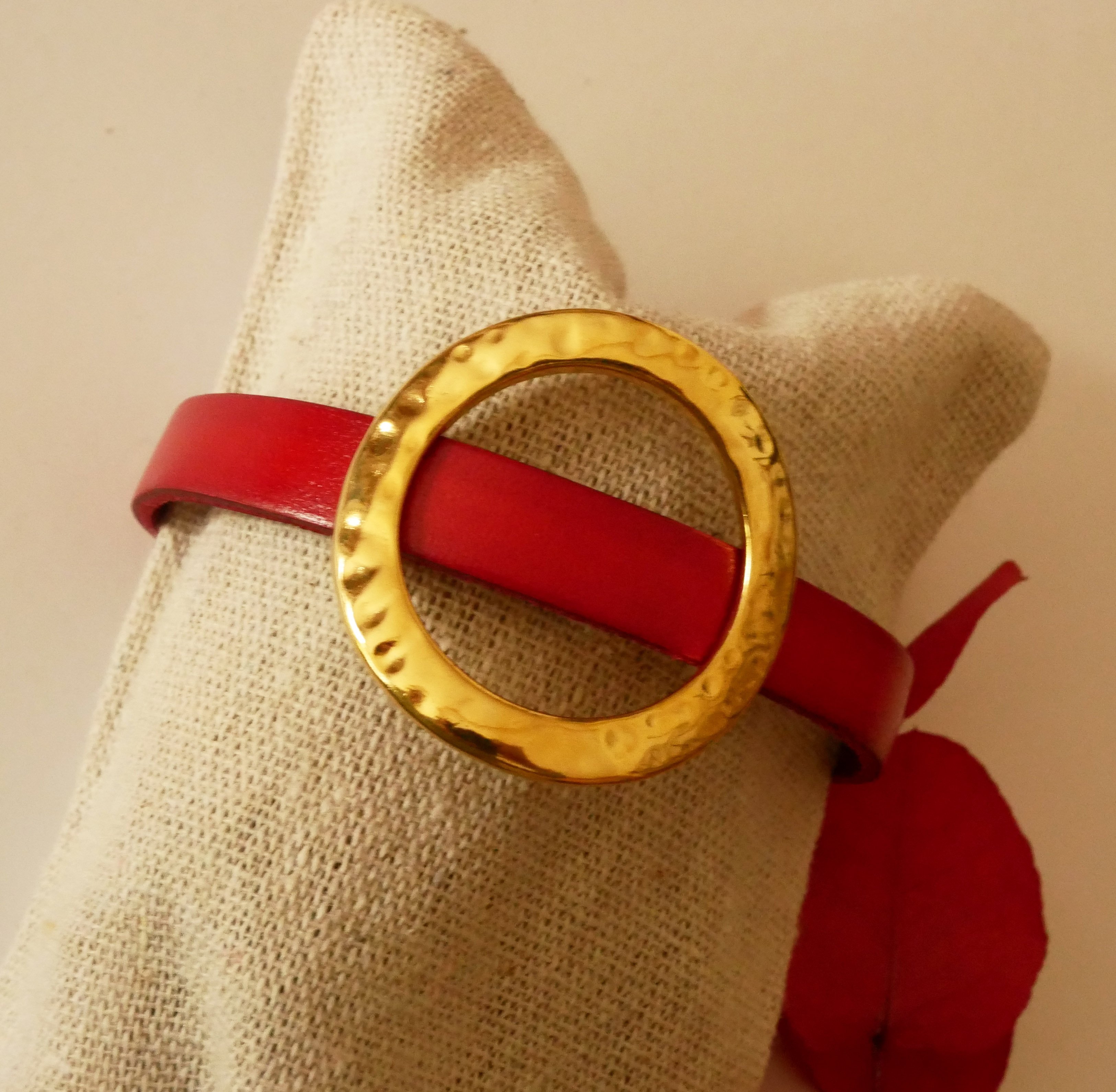 Armband vrouw grote gouden ring leer kleur naar keuze