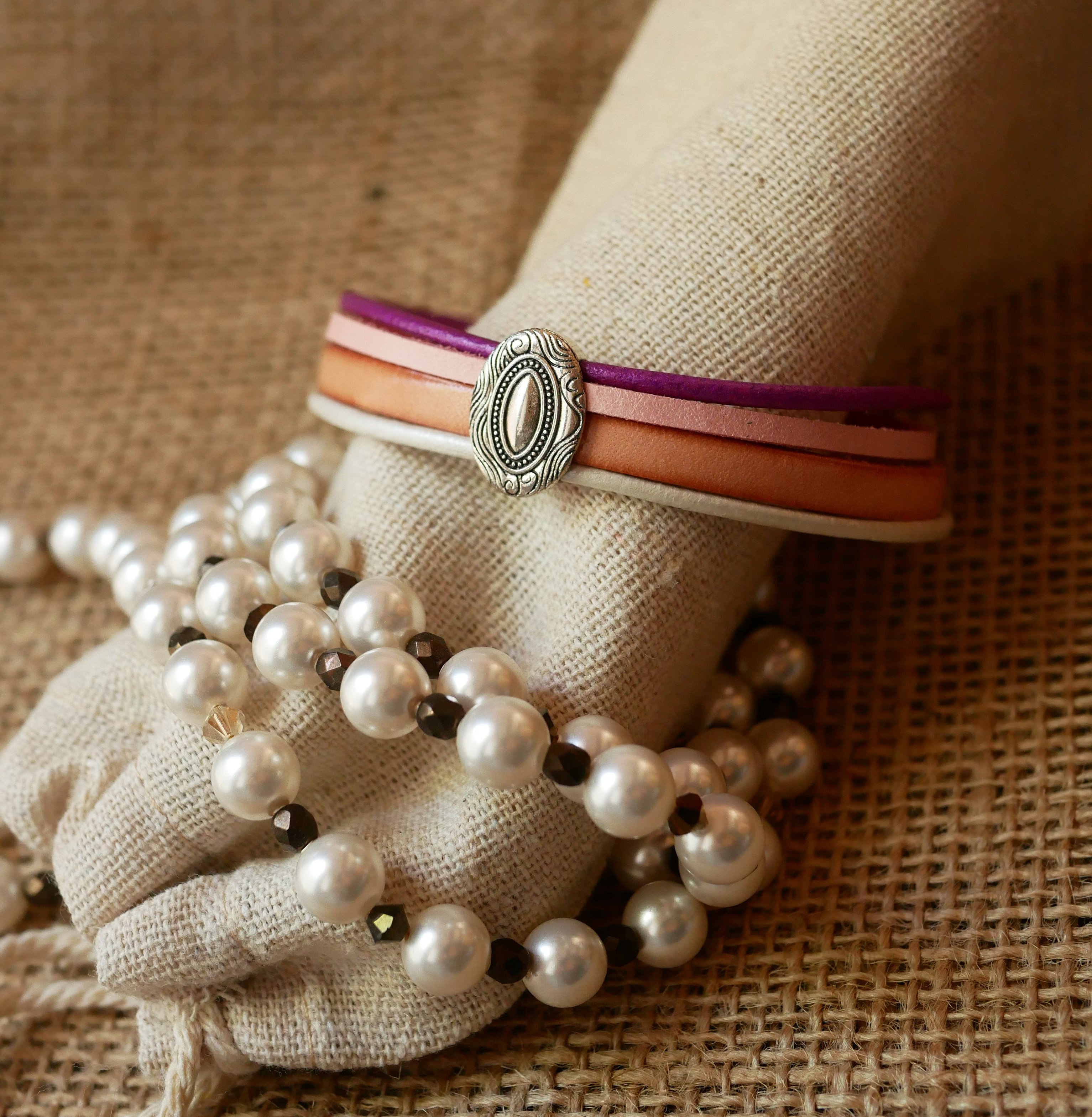 Zilveren medaillonarmband voor dames met 4 pastelleertjes 