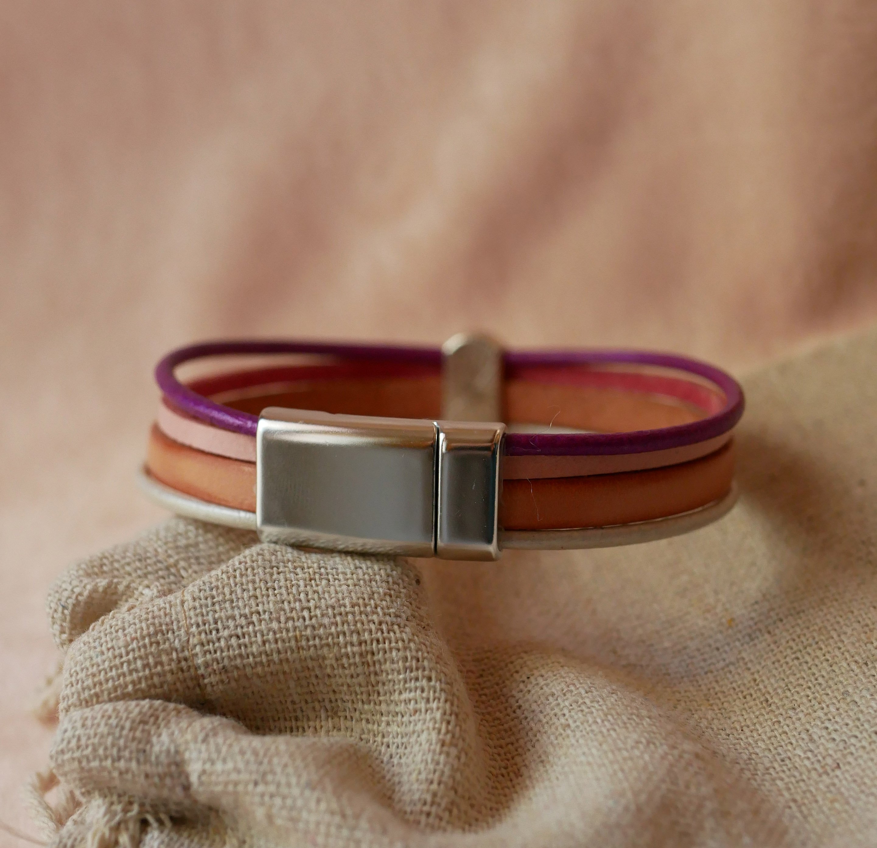Zilveren medaillonarmband voor dames met 4 pastelleertjes 