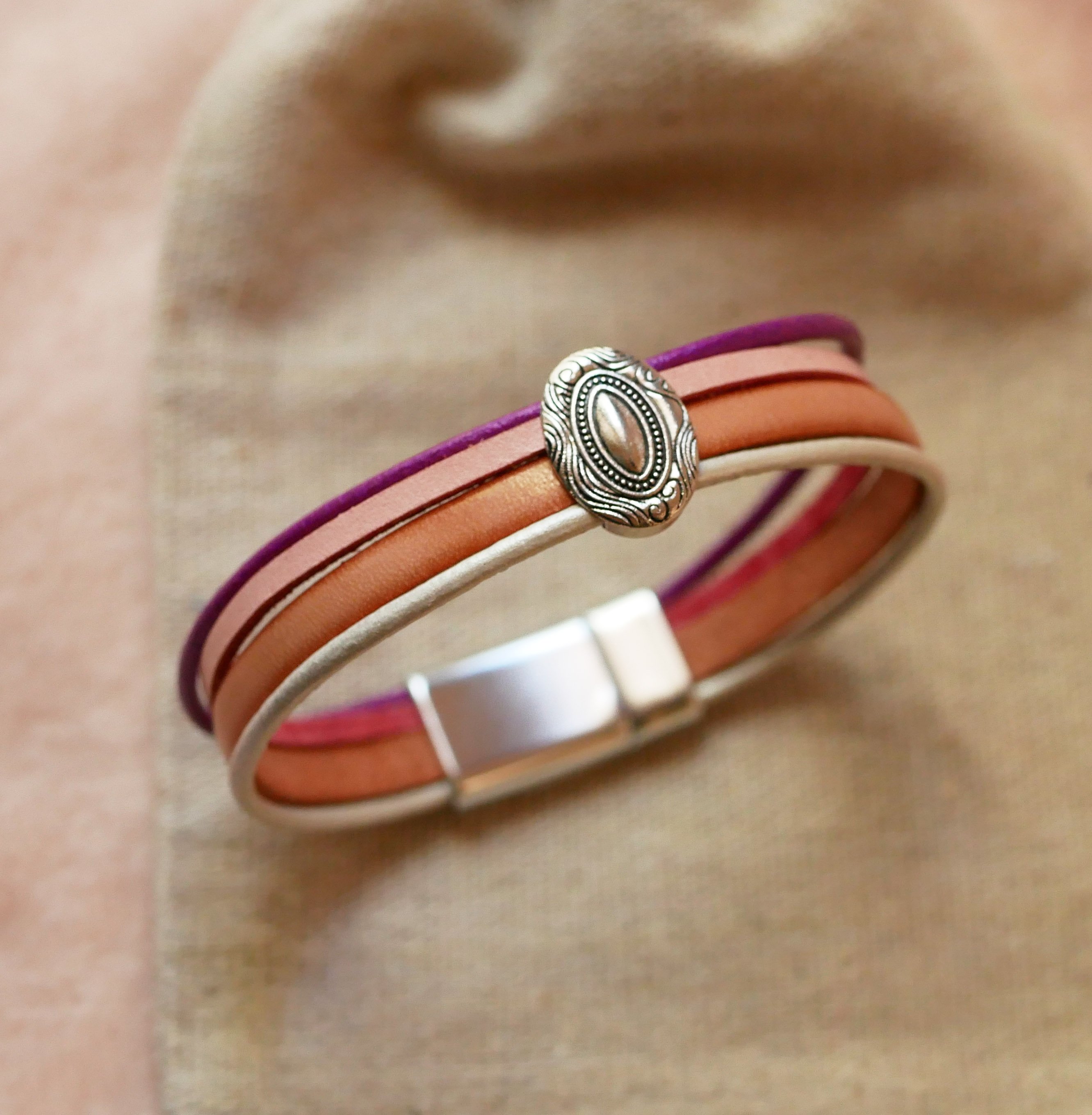 Zilveren medaillonarmband voor dames met 4 pastelleertjes 