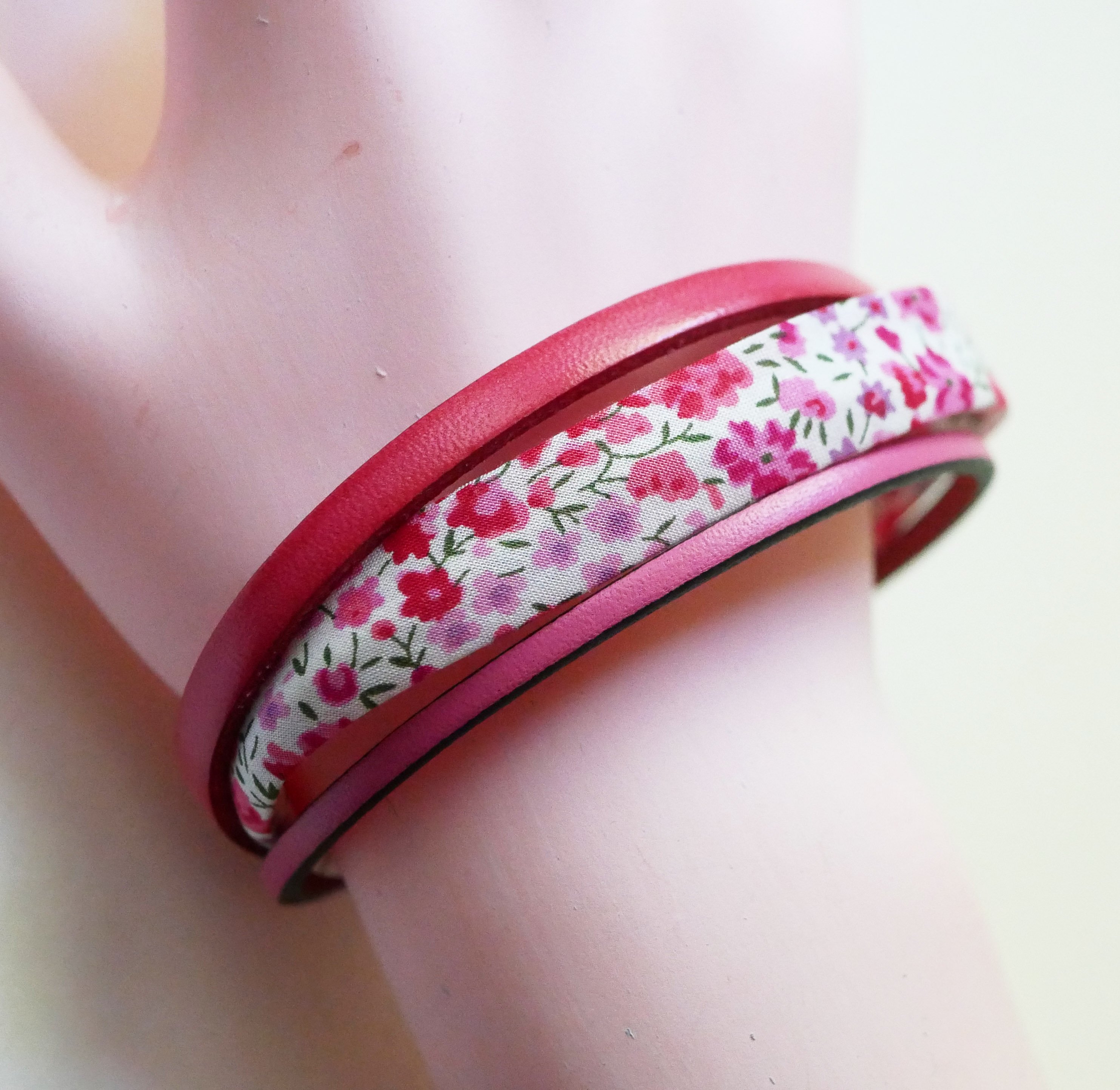 Damesarmband trio leer &amp; vrijheid roze bloemen 