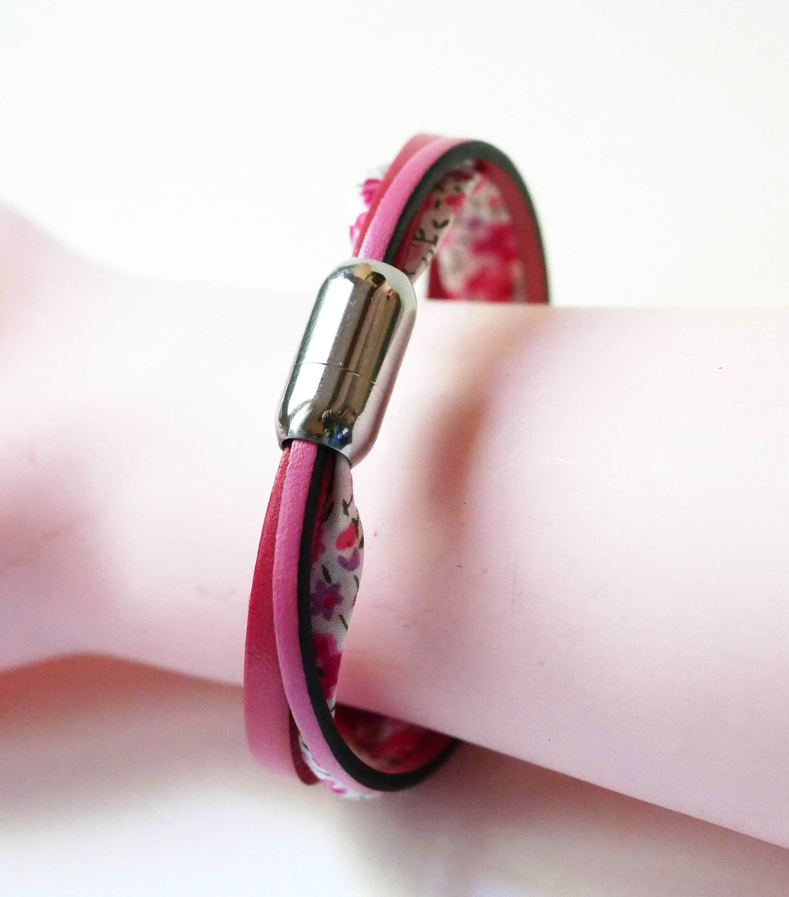 Damesarmband trio leer &amp; vrijheid roze bloemen 